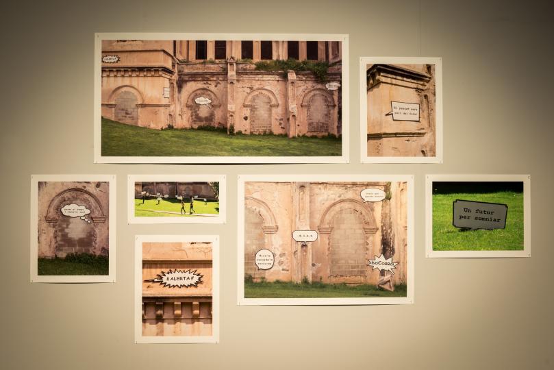 Present absent  / Vicens Casassas a l’Institut Valldemossa, 2012 / Amb els estudiants Marina Arcas, Adrià Avià, Noelia Camacho, Pilar de Pedro, Daniel Escalante, Laia Escalona, Andrea Fernández, Martina Gés, Mariana Belén Luján, Jonathan Maldonado, Nerea Muñoz, Claudia Oller, Anna Pérez, Isaac Pérez, Rosa Poderoso, Laia Puerto, Sandra Segovia, Víctor Manuel Toledo i Pol Vidal / I el professor Santiago Fernández