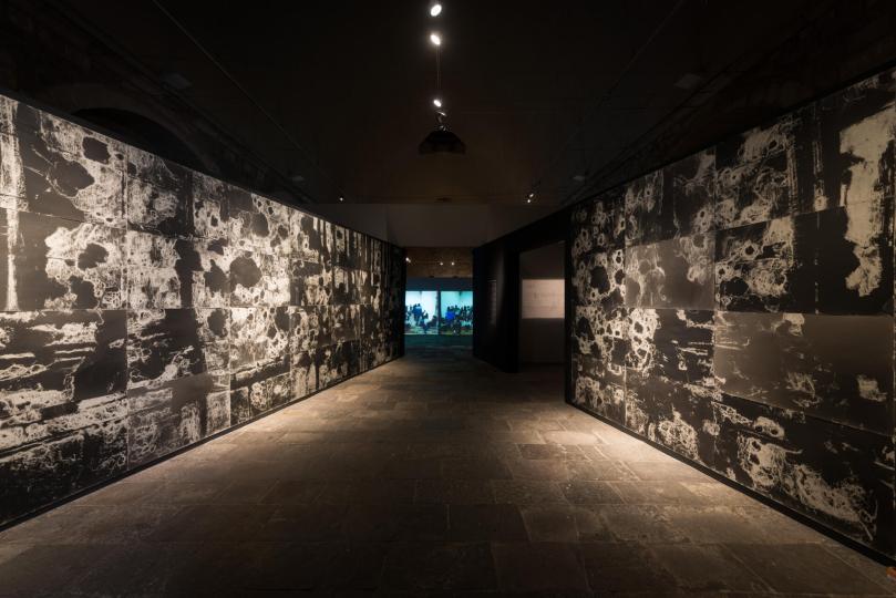 Acció defensa passiva / Fernando Prats a l’Institut Menéndez y Pelayo, 2013 / Amb els estudiants Mónica Andrés, Patricia Camero, Suelen Andrea Carrillo, Yuanjie Chen, Soraya Garcia, Daryl Gay de Chávez, Arturo Hervás, Lluís Miquel Lozada, Maria Maled, Joana Mestres, Laura Prats, Leire Sánchez, Maria Saavedra, Samuel Savage i Pedro Luis Vargas / I la professora Isabel Abarca