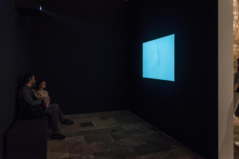 Remover con una vara de madera