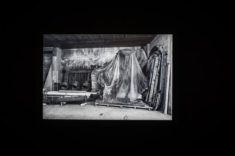 Remover con una vara de madera