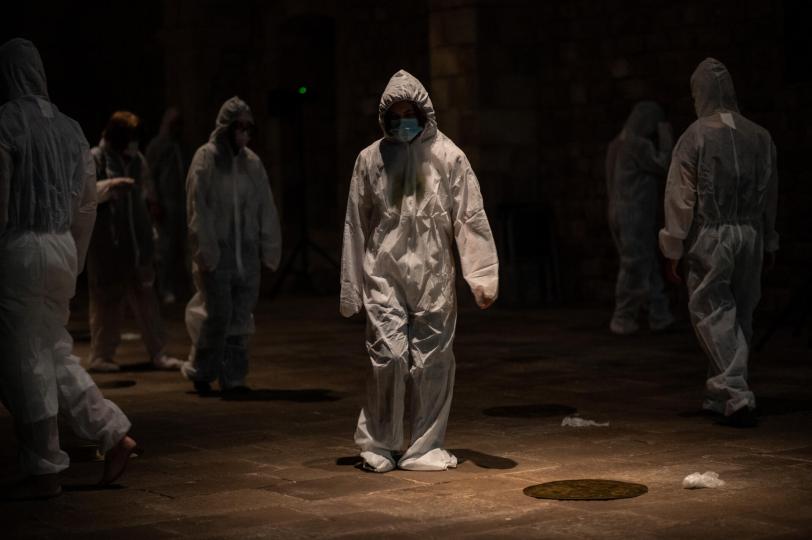 Performance Esdevenir mascareta, aire, guant, aigua, granota, terra, museu, llum...