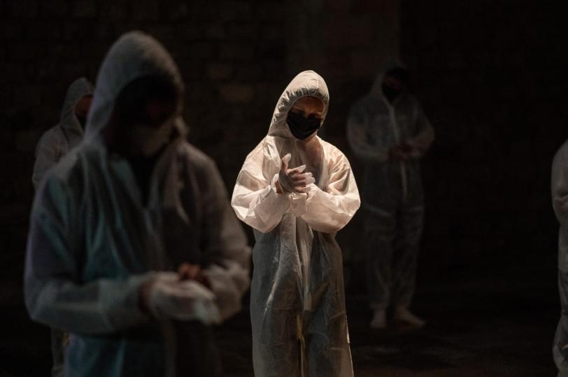 Performance Esdevenir mascareta, aire, guant, aigua, granota, terra, museu, llum...